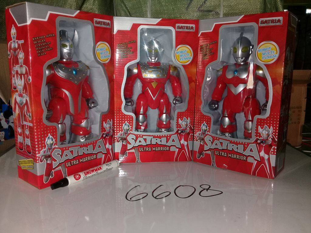 Robot Ultraman B/O Jalan Suara Lampu Satria Box Window @48